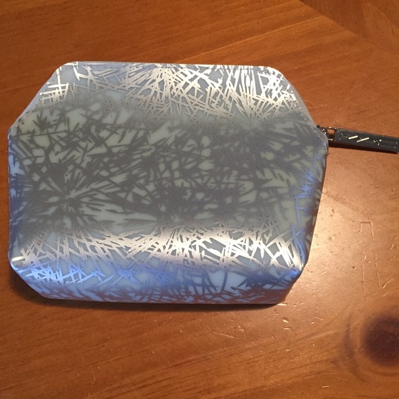 MAC Cosmetic Bag 💋 - Picture 2 of 6